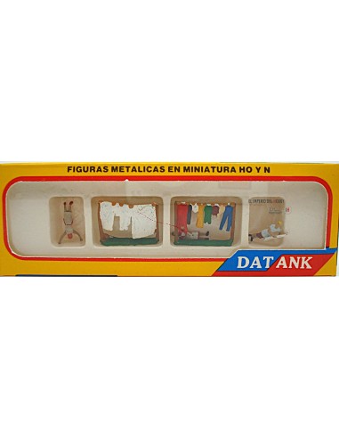 DATANK TENDIENDO ROPA
