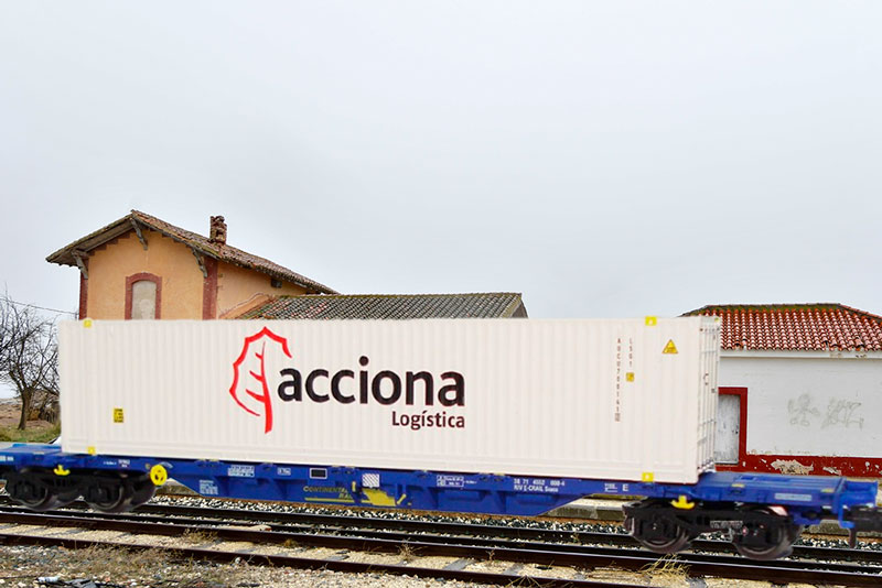 Arnold Continental Rail Ngnss-Plattform mit Acciona-Container.